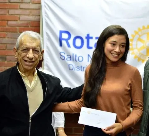 Entrega de una beca del Rotary Club Salto Noreste a una estudiante